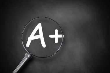 Büyüteç camı arama Not Siyah Kara tahta üzerinde bir artı