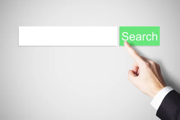 Palcem naciskając przycisk Szukaj web zielony — Zdjęcie stockowe