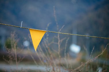 Yoldaki uyarı için sarı bayrak