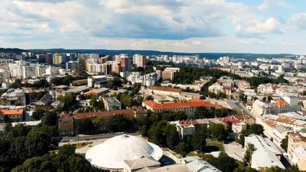 Drone πτήση πάνω από την ιστορική πόλη της Lviv το καλοκαίρι. Τοπία της Ουκρανίας. Αεροφωτογραφία — Αρχείο Βίντεο