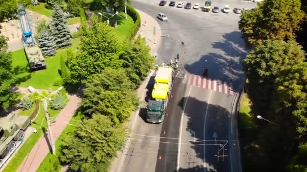 Road repair. Flight of a drone. The car for laying of an asphalt. Traffic jams — Stock Video