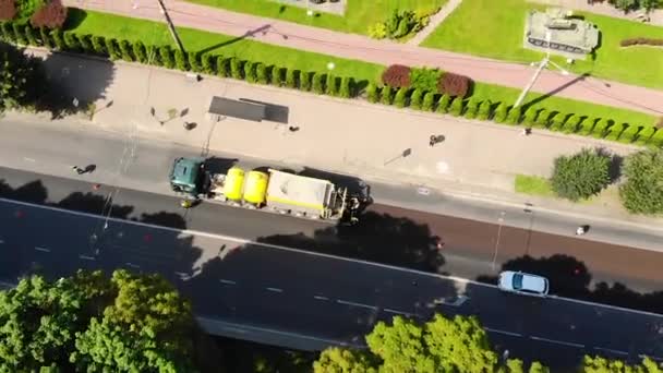 Weg reparatie. Vlucht van een drone. De auto voor het leggen van een asfalt. Verkeersopstopping — Stockvideo