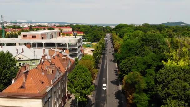 Κυκλοφορίας στην πόλη κατά τη διάρκεια της επισκευής δρόμους. Πτήση με drone πάνω από το δρόμο — Αρχείο Βίντεο