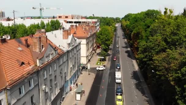 Korki w mieście podczas remontu dróg. Lot dronem nad drogą — Wideo stockowe