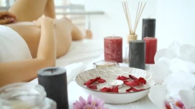 Çiçekler, mumlar ve gül yaprakları. Spa 'da manzara. Rahatla.