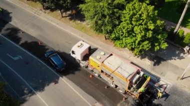 Yol tamiri. İHA uçuşu. Asfalt döşeme aracı. Trafik sıkışık.