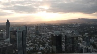 FRAMKFURT - 15 Temmuz 2019: Yazın günbatımında şehir manzarası. İnanılmaz güzel.