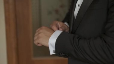 Kollarını takım elbise ve gömlekle düzelten bir adamın portresi. İş toplantısı