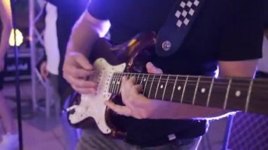 Müzisyenlerin çaldığı el ve gitarın portresi
