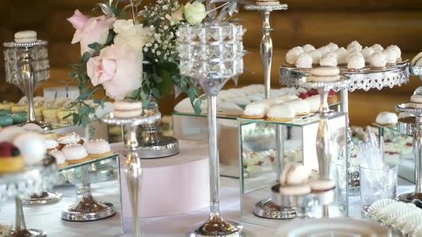 Buffet with delicacies at the wedding. Confectionery. Macaroons — Stock Video