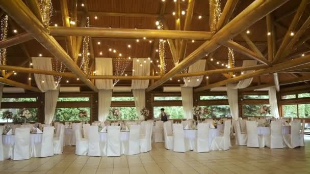 Salão de casamento de madeira é decorado com decoração de casamento. Casamento bonito — Vídeo de Stock