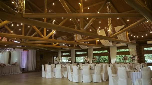 Ξύλινη αίθουσα γάμου είναι διακοσμημένη με διακόσμηση γάμου. Όμορφος γάμος — Αρχείο Βίντεο