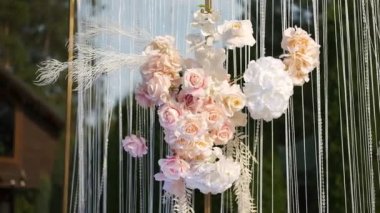 Ahşap düğün salonu düğün dekoruyla süslenmiş. Güzel düğün