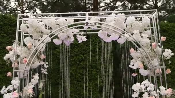 La sala de bodas de madera está decorada con decoración de boda. Hermosa boda — Vídeos de Stock