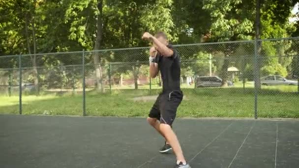 Bokszolok. A fiatalember egy sportpályán edz. Sport és egészség — Stock videók