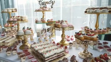 Çikolata. Düğünde leziz yiyeceklerle açık büfe. Şekerleme. Makaronlar