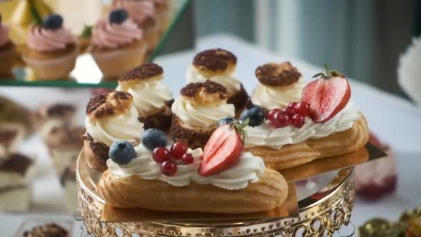 Una barra de caramelo. Buffet con delicias en la boda. Confitería. Macarrones — Vídeos de Stock