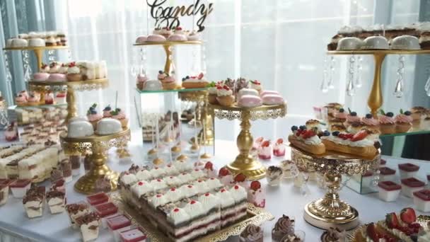 Barra de doces. Buffet com iguarias no casamento. Confeitaria. Macaroons. — Vídeo de Stock