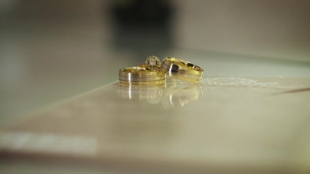 Wedding rings with beautiful light of a happy young couple — Stock Video