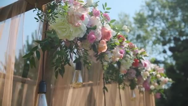 Düğün dekoru. Bahçesinde taze çiçekler olan güzel bir düğün kemeri. Güzel düğün — Stok video
