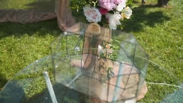 Transparent låda för kuvert Bröllopsinredning. Vacker bröllopsbåge med färska blommor i trädgården en sommar solig vacker bröllopsdag — Stockvideo