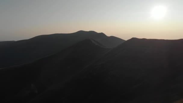 Drone vlucht over kale bergen. Ontbossing, ecologie en aardopwarming — Stockvideo