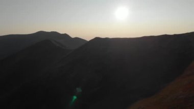 Kel dağların üzerinden İHA uçuşu. Ormanların tahrip edilmesi, ekoloji ve küresel ısınma