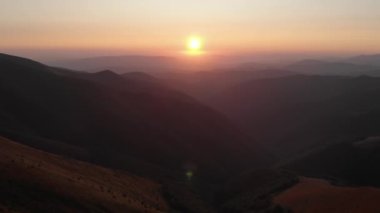 Beyaz bir gelinlik içinde mutlu bir gelin. Sevgili kocası bir dağın tepesinde duruyor ve gün batımına ya da güneşin doğuşuna ve dağlardaki inanılmaz sonbahar doğasına hayran.