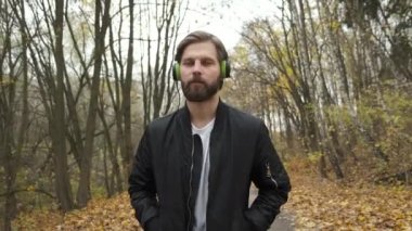 Zalim bir adam parkta yürüyor ve iş planı üzerine kafa yoran kulaklıkla müzik dinliyor. Depresyon ve yalnızlık.