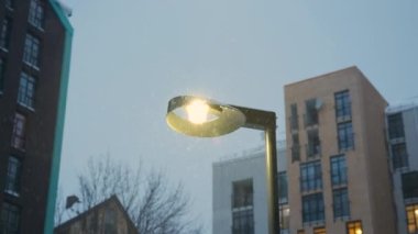 Kış tatilinde kar bir sokak lambasına düşer. Muhteşem bir zaman.