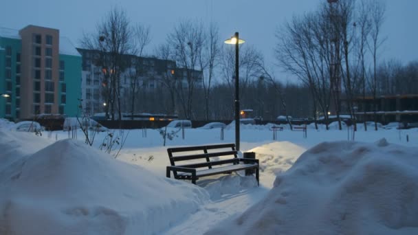 Bir kış masalı. Parktaki bank karla kaplıydı. — Stok video