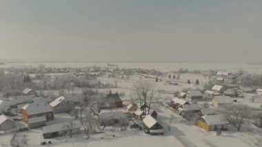 İnsansız hava araçları güzel doğa üzerinde uçuyor. Soğuk bir günde karla kaplı ağaçlar. Bir kış masalı