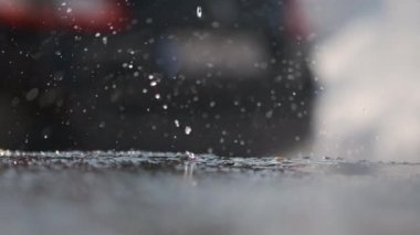 Çimentoya düşen yağmur damlası. Kar eriyor.