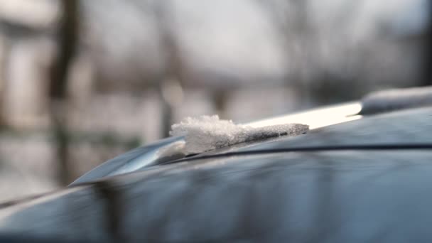 Derretendo neve no telhado do carro. Primavera e lentidão estão se aproximando — Vídeo de Stock