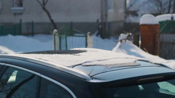 Tající sníh na střeše auta. Jaro a pomalost se blíží — Stock video