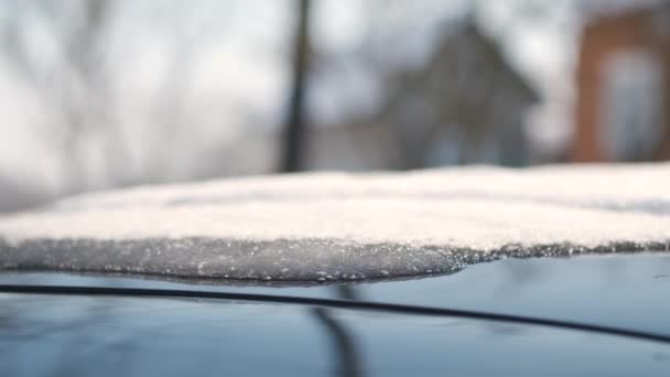 Sneeuw smelt op het dak van de auto. Lente en traagheid naderen — Stockvideo