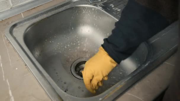 Sárga kesztyűs szivaccsal mosom a mosogatót. Takarítok a lakásban. Gyorsított keret — Stock videók