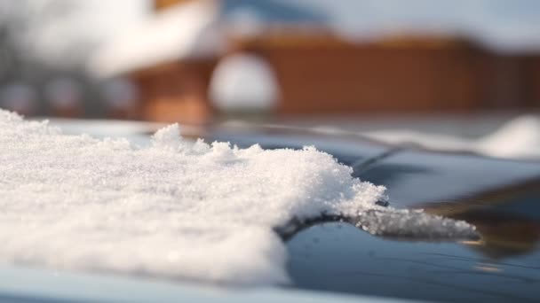 Λιώνει χιόνι στην οροφή του αυτοκινήτου. Η άνοιξη και η βραδύτητα πλησιάζουν. — Αρχείο Βίντεο