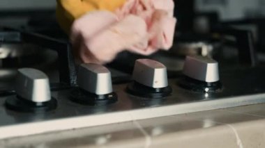 Mutfak fayanslarını sarı eldivenlerdeki kurumdan temizleyin. Evde temizlik.