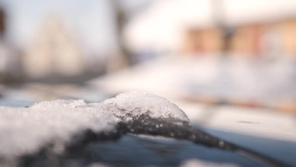 Танення снігу на даху автомобіля. Весна і повільність наближаються — стокове відео