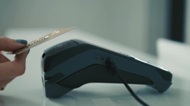 Para transferleri için kredi kartı. Kredi kartıyla çalışan bir adam terminaldeki alışverişleri öder. Elektronik paranın bankacılık hizmetleri