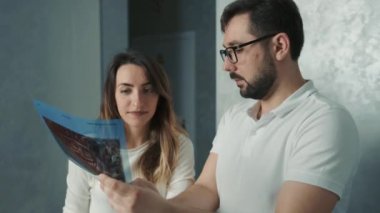 30 yaşında bir dişçi, kanepede esmer bir hastayla konuşuyor ve diş röntgeni çekiyor.