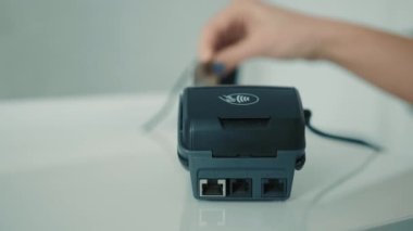 Para transferleri için kredi kartı. Kredi kartıyla çalışan bir adam terminaldeki alışverişleri öder. Elektronik paranın bankacılık hizmetleri