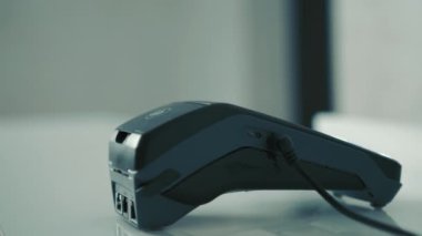 Ödeme NFC kredi kartıyla. Kadın bağlantısız kredi kartıyla ödüyor. Kablosuz ödeme