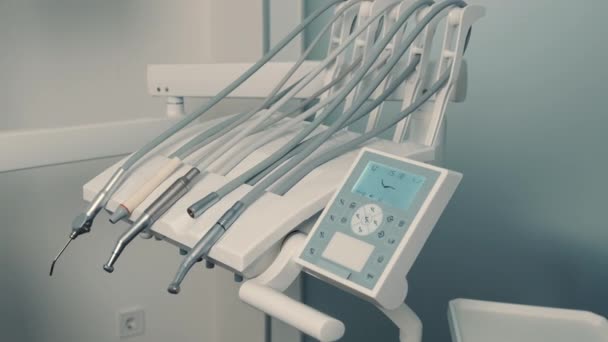 Tandheelkundige instrumenten in de kliniek zijn voorbereid op een nieuwe patiënt — Stockvideo