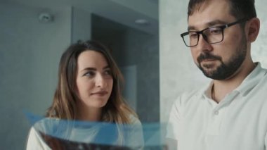 30 yaşında bir dişçi, kanepede esmer bir hastayla konuşuyor ve diş röntgeni çekiyor.