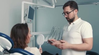 Diş hekimi hastayla protez ve diş renginin yenilenmesi ve rehabilitasyonu hakkında konuşur.