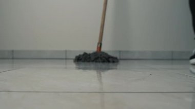 Bir paspasın zemin üzerinde hareket eden yakın çekim çerçevesi. Temizlik ve temizlik