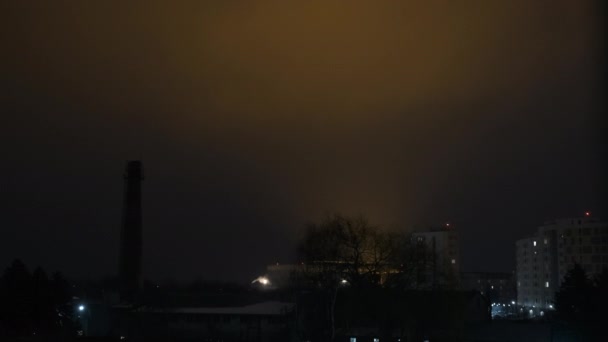 Utsikt från fönstret på natten staden och den vackra lysande himlen — Stockvideo