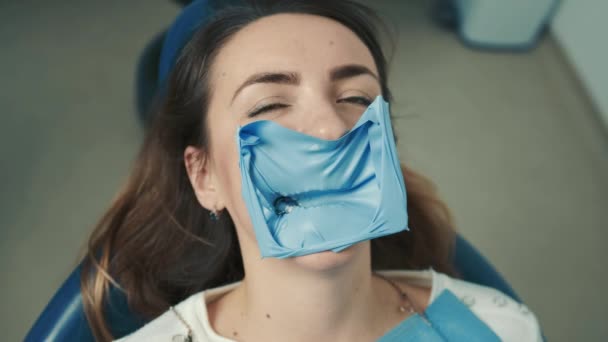 Paziente caucasica femminile sdraiato su una sedia dentale — Video Stock